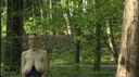 【Overseas exposure】Colossal breasts blonde takes a walk while exposing her in the park